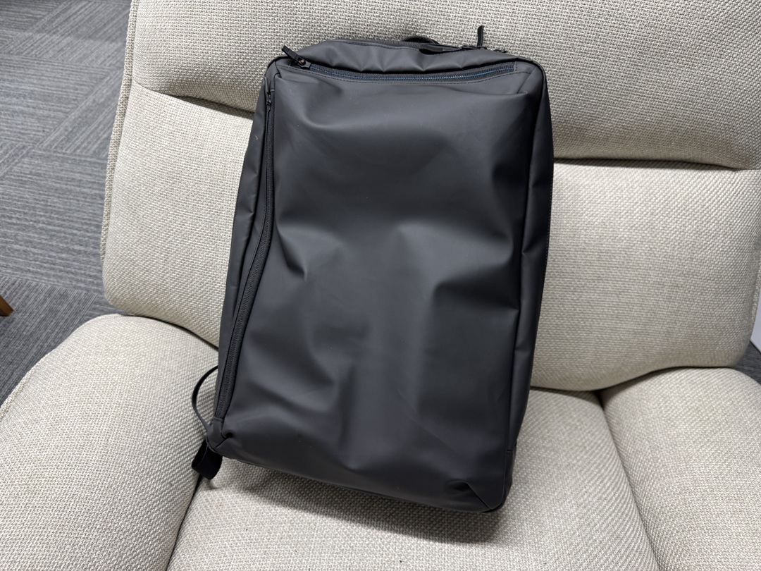 ANAの超軽量2層バックパックを2ヶ月使ってみた感想